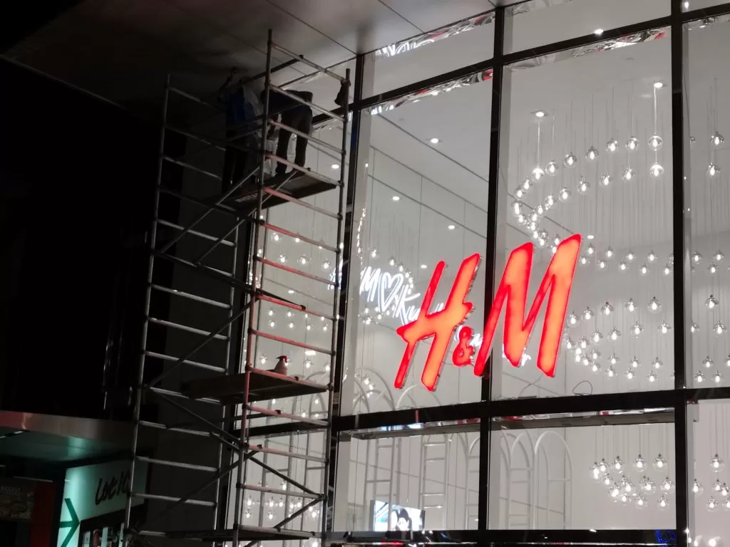 Ceramic-film-H&M-shopping-mall-glass-window-door-glass-tinted